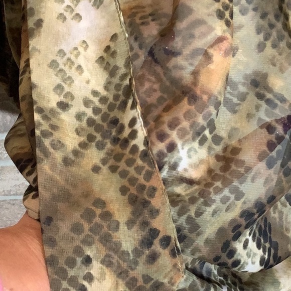 Jennifer Lopez - Sz L - snake pattern camo blouse tie neck v neck flowy comfy - Picture 5 of 9